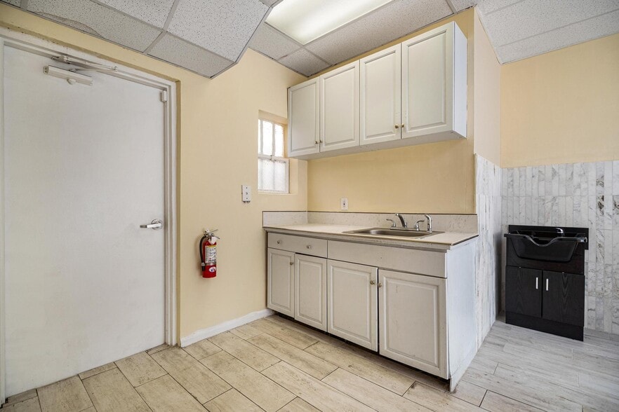 More Photos Of 16978-16990 NE 19th Ave, North Miami Beach Storefront Retail Office For Lease