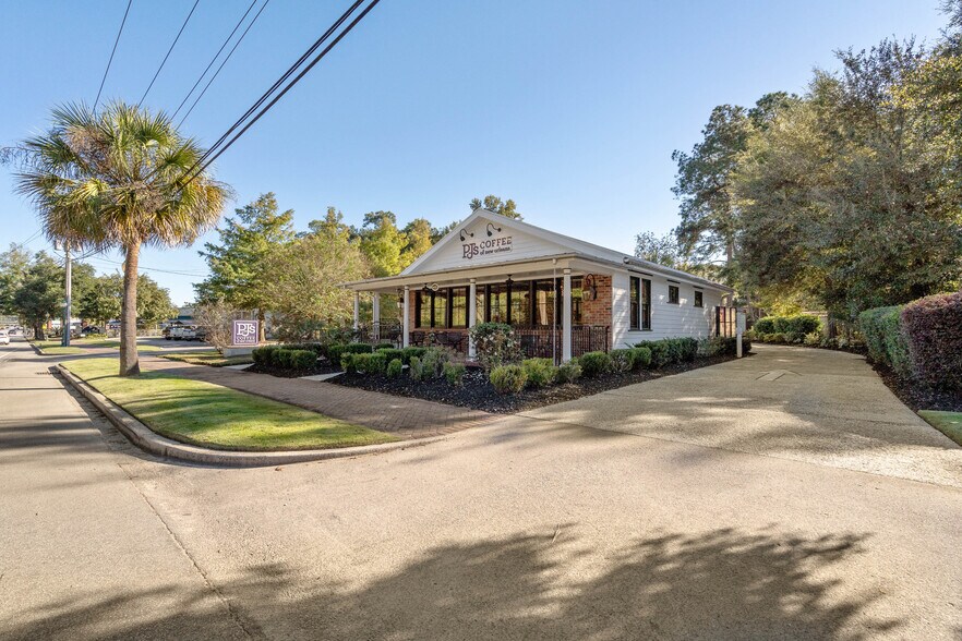 More Photos Of 8026 E Main St, Ridgeland General Retail For Sale