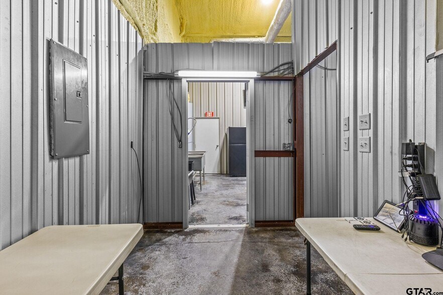 More Photos Of 908 W Broadway St, Winnsboro Flex For Sale