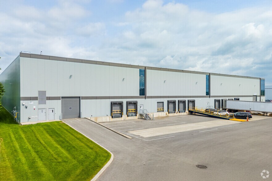 More Photos Of 970-980 Pl Paul-Kane, Laval Warehouse For Lease