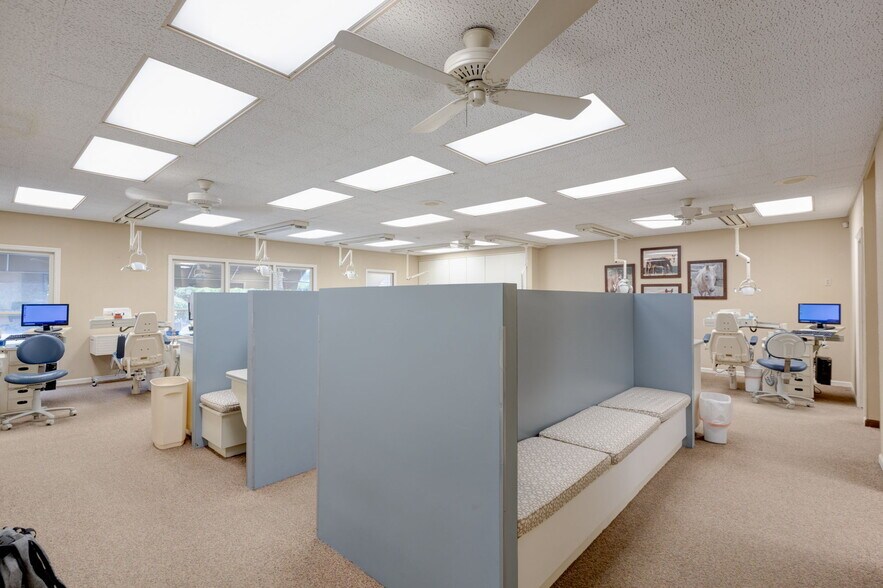More Photos Of 3822 Rosemont Dr, Columbus Medical For Sale