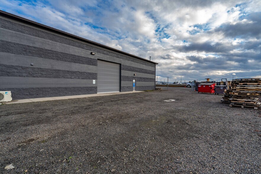 More Photos Of 1918 Bobcat Way, White City Warehouse For Sale