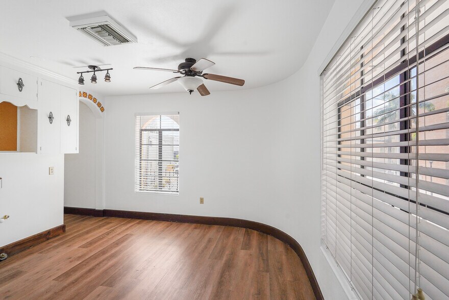 More Photos Of 537 10th St W, Bradenton Office For Lease