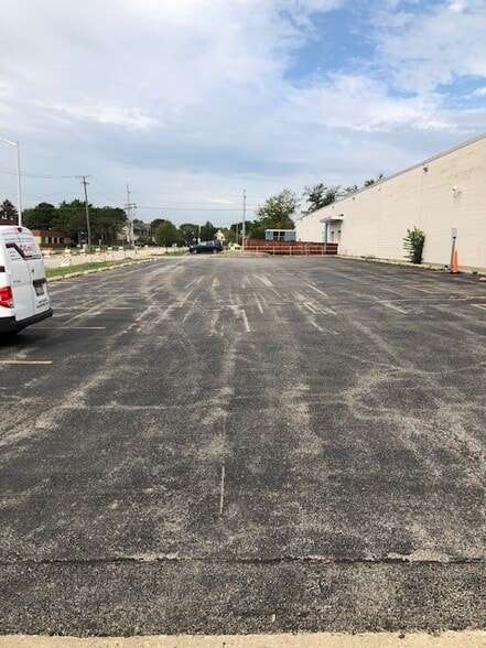 More Photos Of 1111 S Wheeling Rd, Wheeling Warehouse For Lease