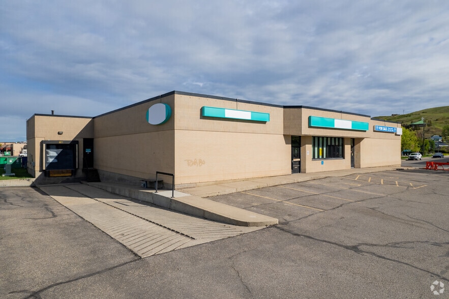 More Photos Of 305 1st St W, Cochrane Freestanding For Lease