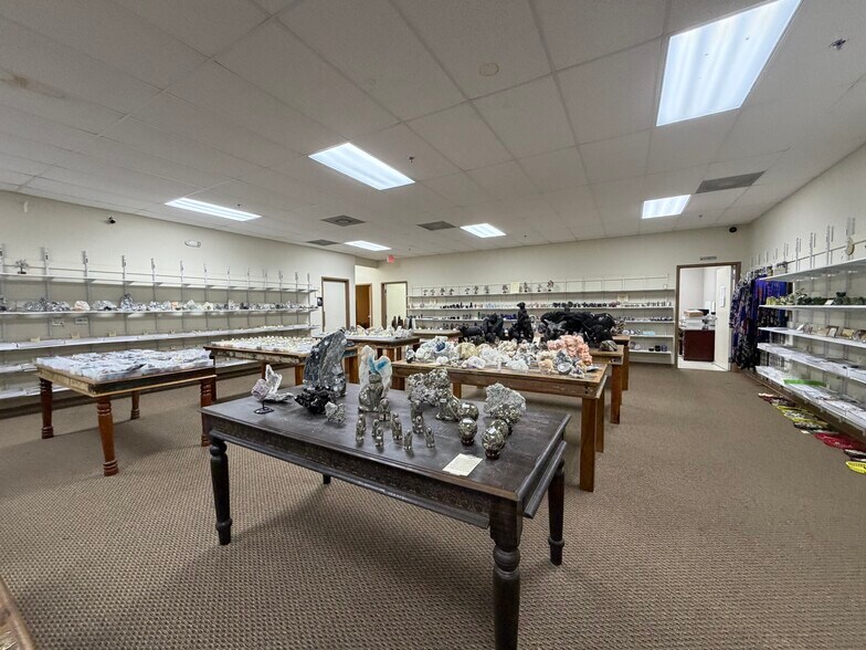 More Photos Of 400 E Arrowhead Dr, Charlotte Warehouse For Lease