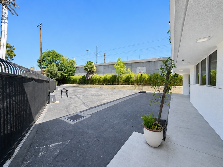 More Photos Of 5200 W 83rd St, Los Angeles Specialty For Lease