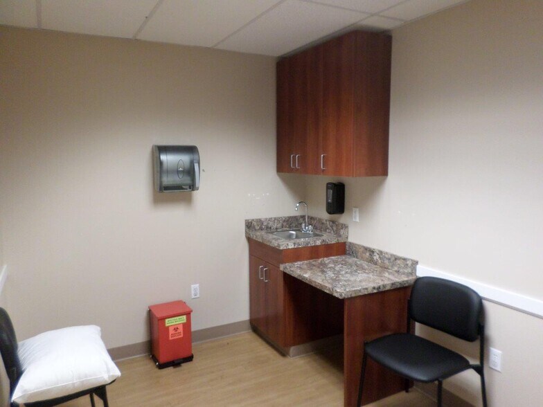 More Photos Of 1140-1141 Quincy Ave, Dunmore Medical For Lease