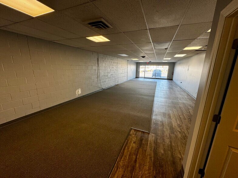 More Photos Of 12702-12710 S 71 Hwy, Grandview Unknown For Lease