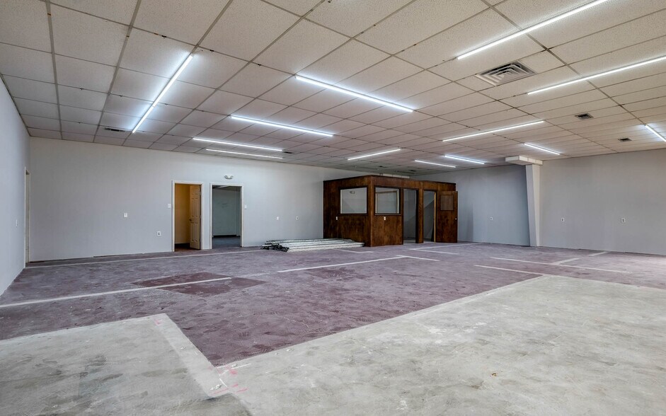More Photos Of 1118 Smith St, Waller Showroom For Sale