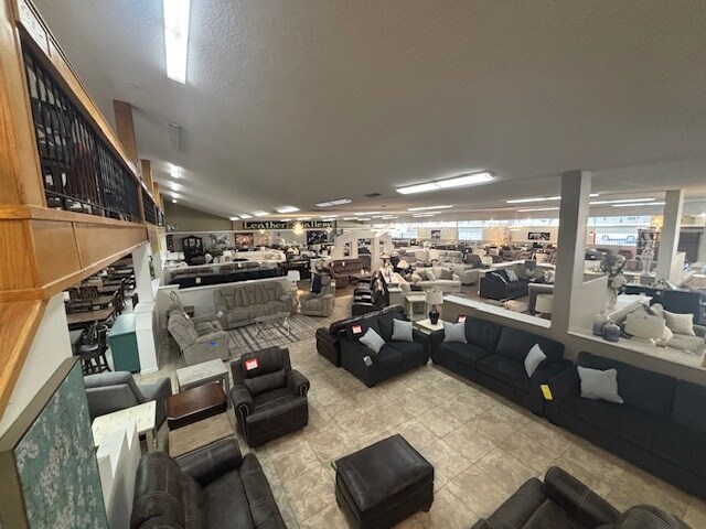 More Photos Of 620 Chester Ave, Bakersfield Showroom For Lease