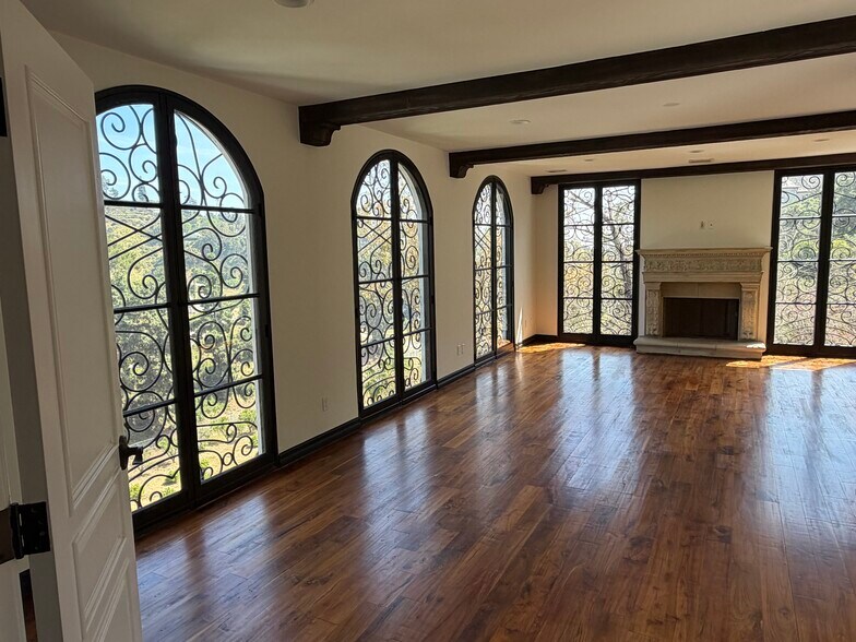 More Photos Of 1301 N Beverly Dr, Beverly Hills Specialty For Sale