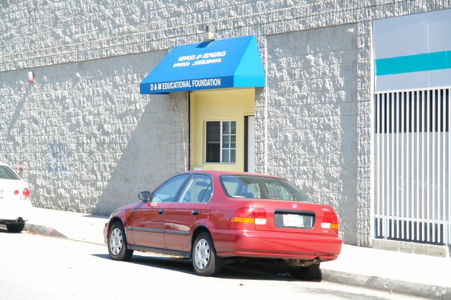 Primary Photo Of 658 Hawthorne St, Glendale Showroom For Lease