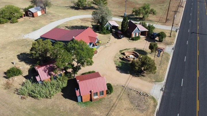 More Photos Of 2710 S Commercial Ave, Coleman Hotel For Sale