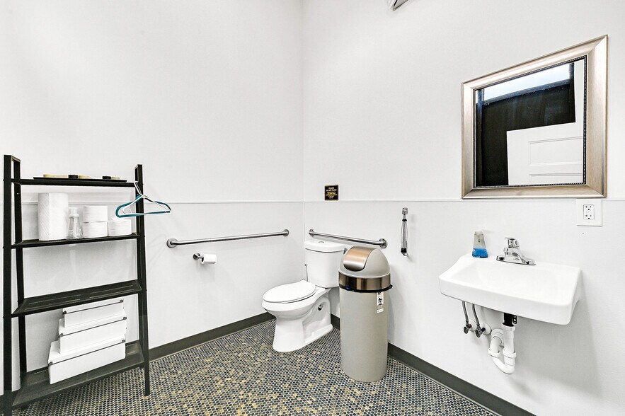 More Photos Of 20621 Westheimer Pky, Katy Freestanding For Sale