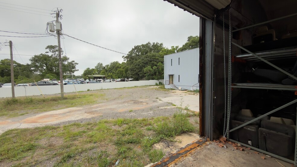 More Photos Of 2800 Delano St, Pensacola Warehouse For Lease