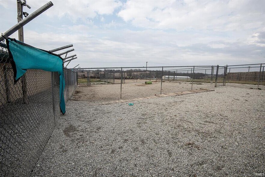 More Photos Of 433 S Hickory Corner Rd, Vincennes Veterinarian Kennel For Sale