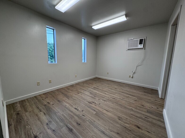 More Photos Of 1433 W Meeting St, Lancaster Self Storage For Lease