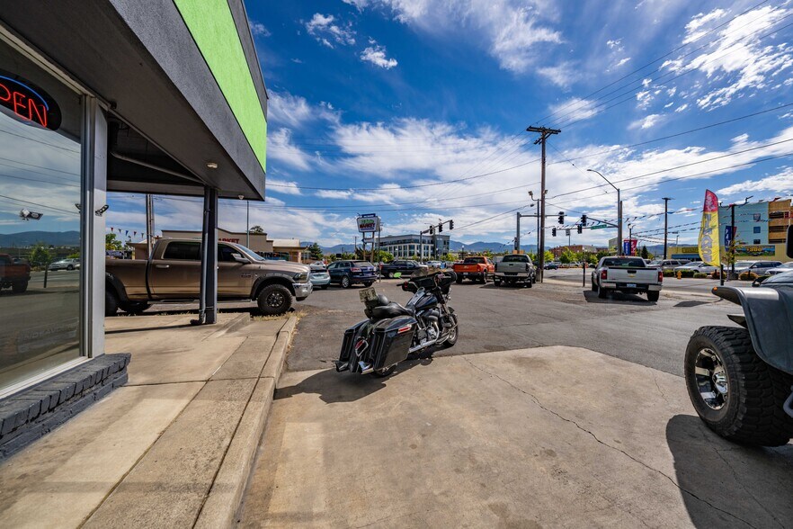 More Photos Of 348 N Riverside Ave, Medford Auto Repair For Lease