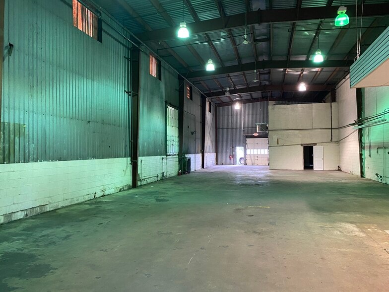 More Photos Of 9 Viaduct Rd, Stamford Warehouse For Lease
