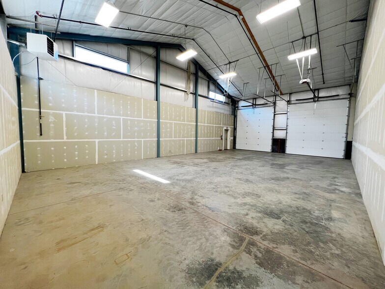 More Photos Of 692 N Aylor Ct, Sisters Warehouse For Lease