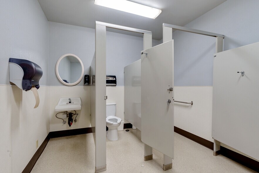 More Photos Of 335 E 3rd St, Lafayette Bar For Sale