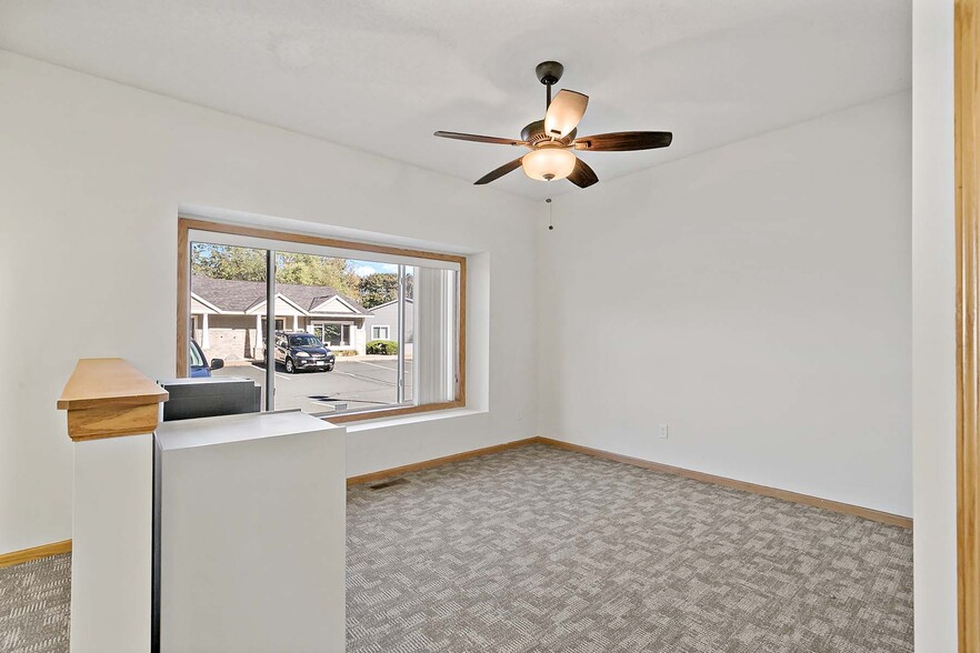 More Photos Of 2560-2568 Rice St, Saint Paul Office For Sale