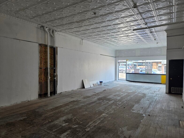 More Photos Of 2218 College St, Cedar Falls Storefront For Lease