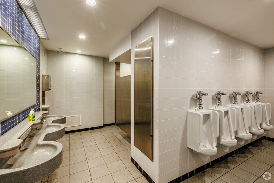 More Photos Of 3000 Aut Transcanadienne, Pointe-claire Distribution For Sale