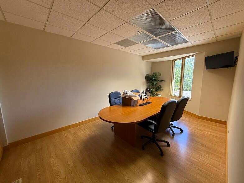 More Photos Of 400 5th Ave S, Naples Office For Lease