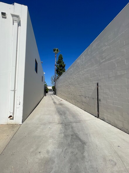 More Photos Of 19428-19434 Business Center Dr, Northridge Warehouse For Lease