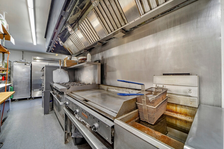 More Photos Of 418 W Spruce St, Mackay Hotel For Sale