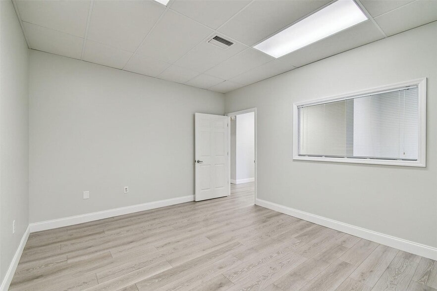 More Photos Of 5404 Hoover Blvd, Tampa Medical For Sale