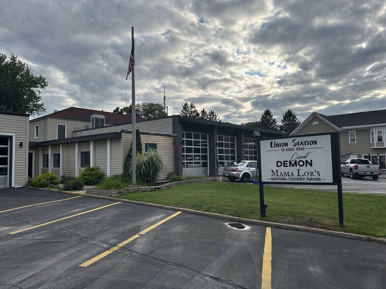 More Photos Of 70 Ridge Rd, Ontario Showroom For Lease