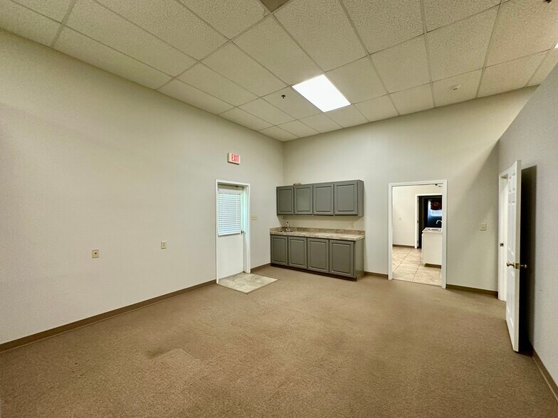 More Photos Of 807 Monroe St, Clinton Office For Sale