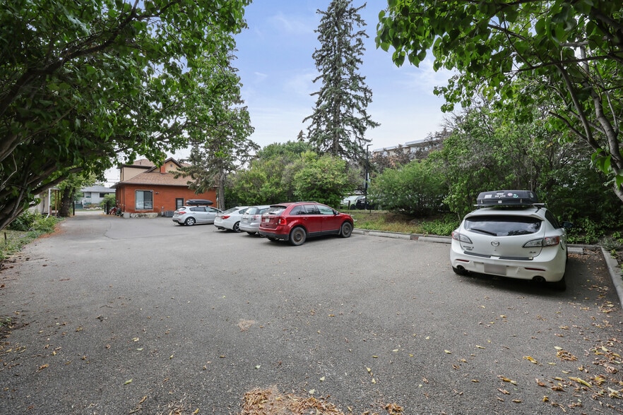More Photos Of 1614 8th Ave NW, Calgary Medical For Sale