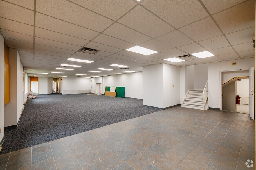 More Photos Of 1660-1700 Boul Hymus, Dorval Warehouse For Lease