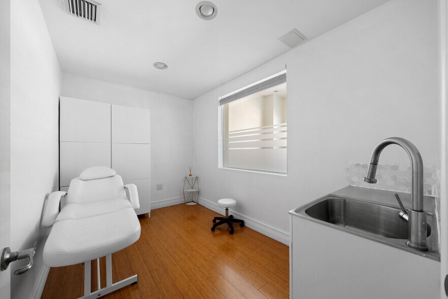 More Photos Of 430 S Dixie Hwy, Miami Office For Lease