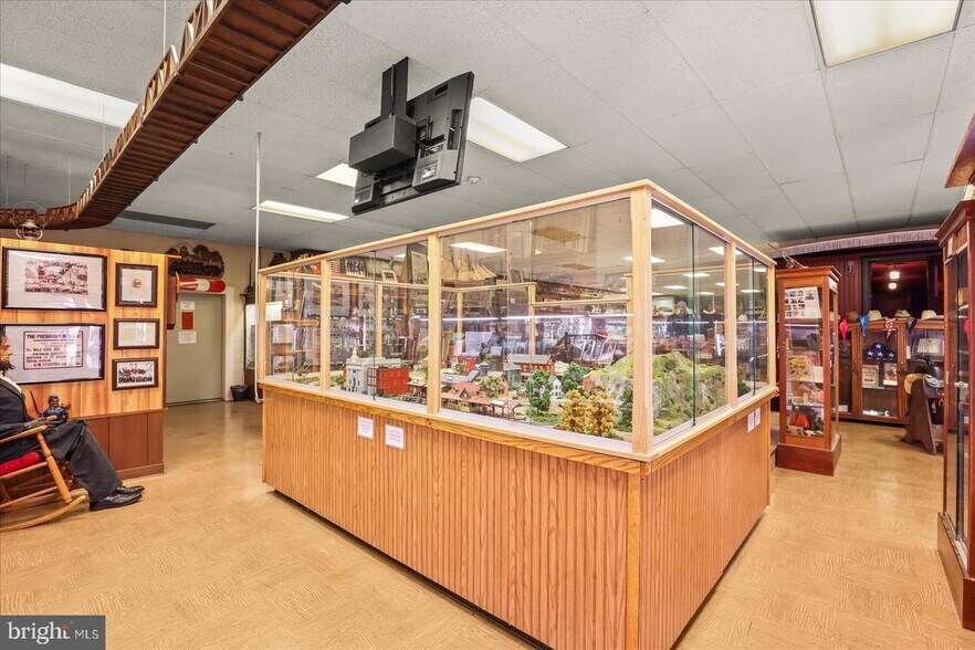 More Photos Of 425 Steinwehr Ave, Gettysburg Storefront Retail Office For Sale