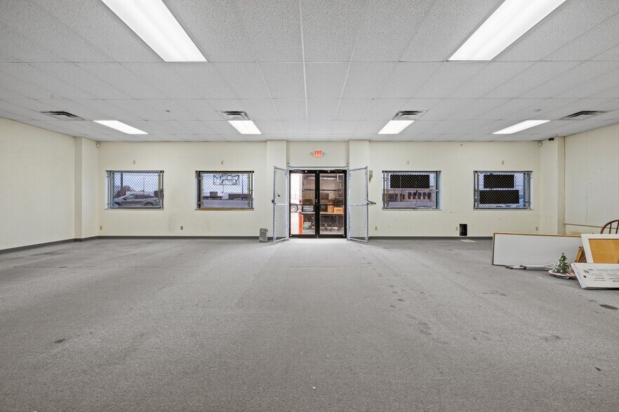 More Photos Of 2103 S Thompson St, Springdale Freestanding For Sale