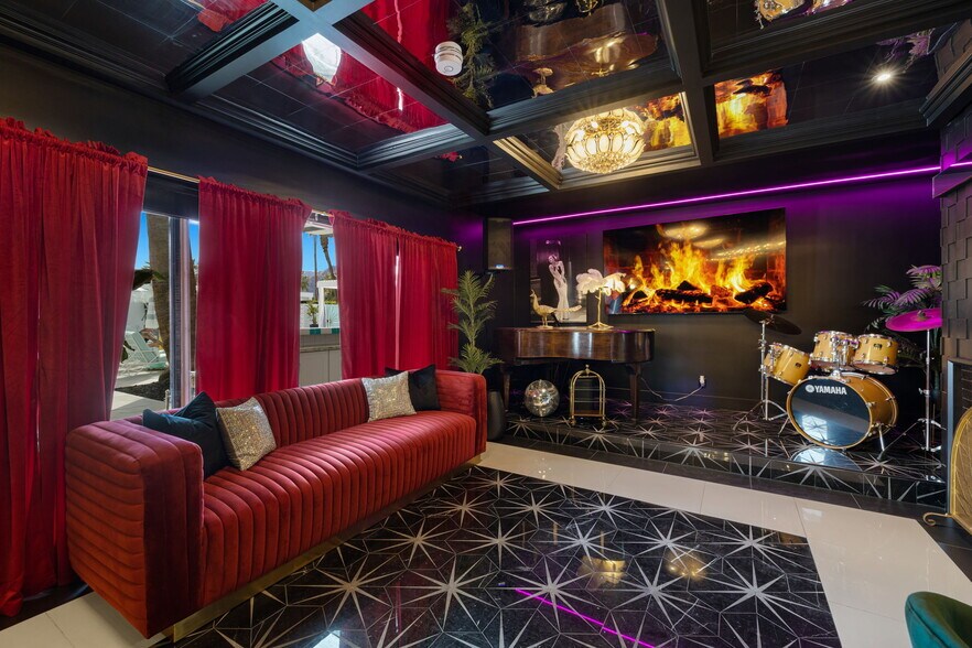 More Photos Of 120 W Vereda Sur, Palm Springs Hotel For Sale
