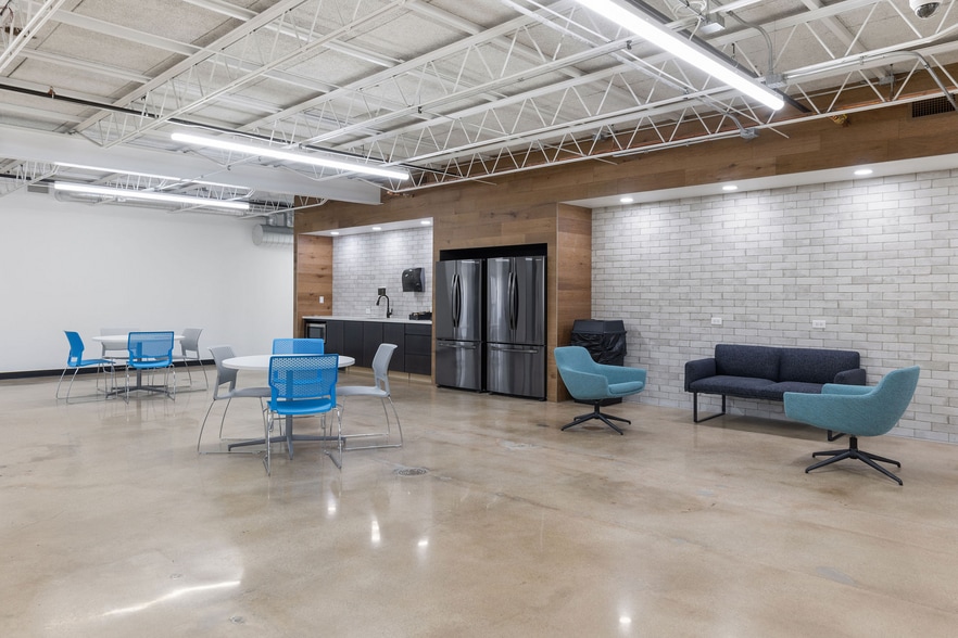 More Photos Of 301 W Hintz Rd, Wheeling Warehouse For Lease