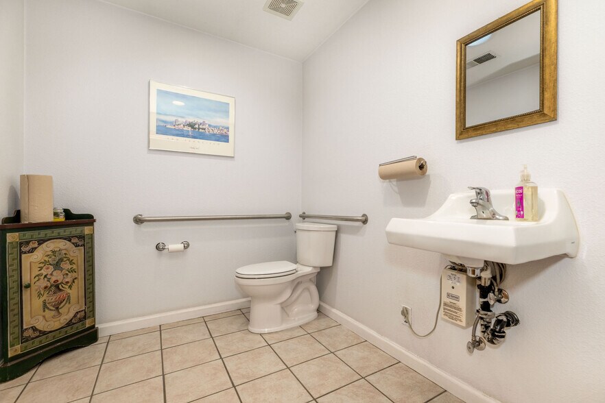 More Photos Of 825 Zion St, Nevada City Office For Sale