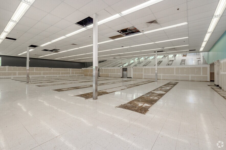 More Photos Of 1555 S Broadway, Wichita Drugstore For Lease