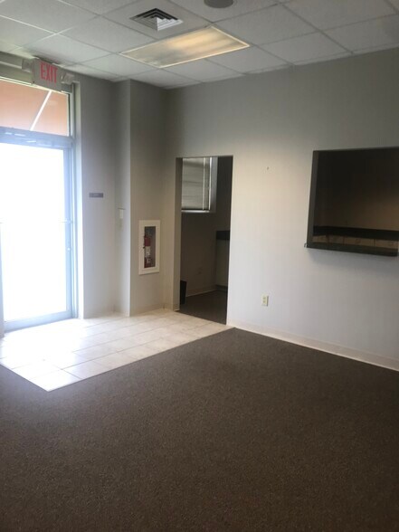 More Photos Of 560 N Stewart Ave, Springfield Office For Lease