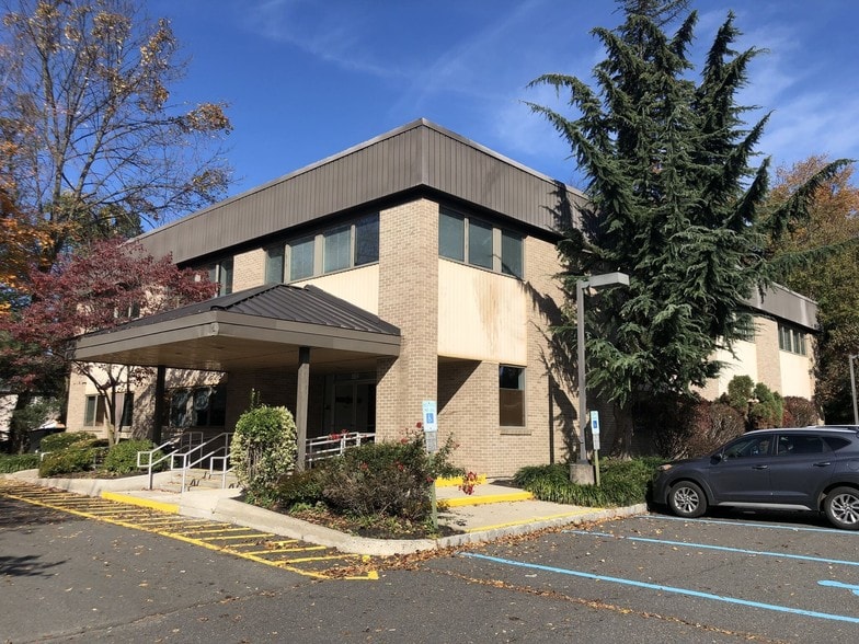 Primary Photo Of 1132 Spruce Dr, Mountainside Medical For Lease