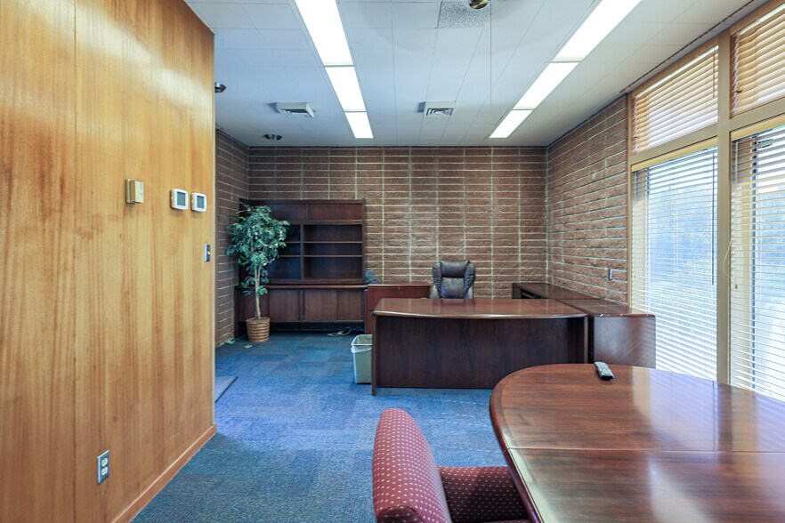 More Photos Of 971 E Broadway Ave, Atwater Office For Lease