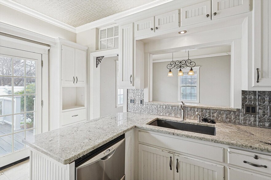 More Photos Of 111 S Pine St, Roanoke General Retail For Sale