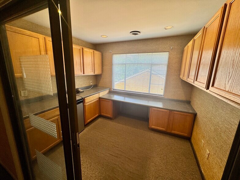 More Photos Of 5856 Glenway Ave, Cincinnati Medical For Lease