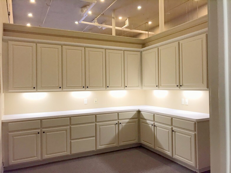 More Photos Of 208 N Bryan Ave, Bryan Office Residential For Lease